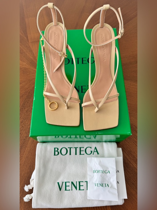 Bottega Veneta Shoes - Bottega Veneta Nude Beige Chain Trimmed Lounge Leather Sandals